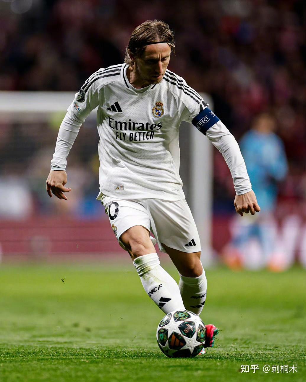 决胜盘来了！卡林斯卡娅追身发球造成对手失误扳回一盘